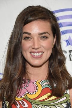 Marissa Neitling interpreta LT. Kara Foster