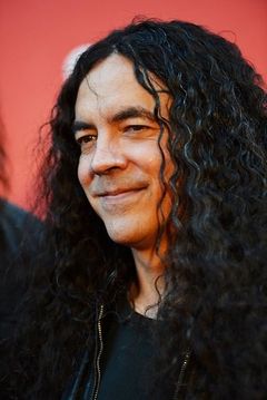 Mike Inez interpreta Bass