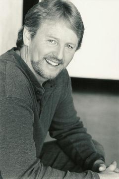 Tim Cowgill interpreta Local Cowboy (uncredited)