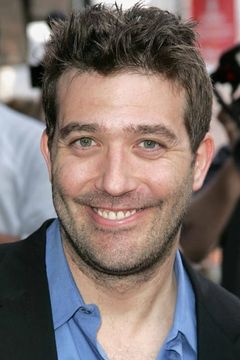 Craig Bierko interpreta Benji Akers