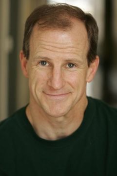 Anthony Lawton interpreta Dr. Timbers