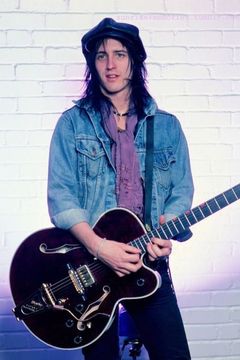 Izzy Stradlin interpreta Musician at Funeral (uncredited)
