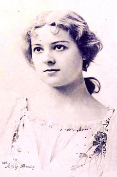 Amy Busby Roy interpreta Townswoman