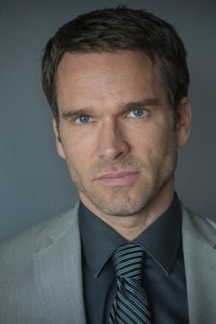 Stephan Dubeau interpreta Father