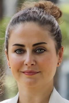 Esra Akkaya interpreta Office Manager