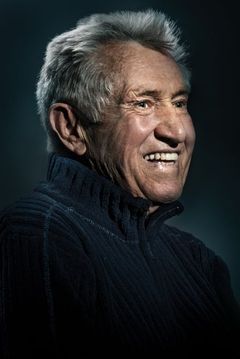 Bob Beattie interpreta Announcer
