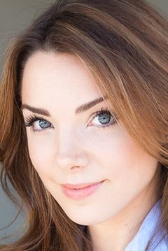 Kelsey Formost interpreta Rebecca