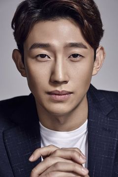 Kang Ki-young interpreta Ok Geun-nam
