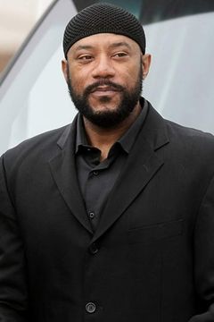 Ricky Harris interpreta Albert Torena