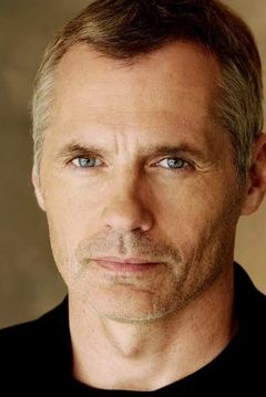 James C. Burns interpreta Detective Lane