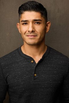 Andrew Ghai interpreta Oliver