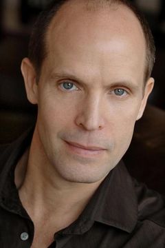 Craig Wroe interpreta Morris
