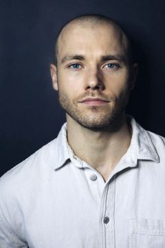 Ross Linton interpreta Lucas