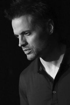 Michael Woolson interpreta Juan Martino