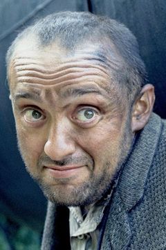 Leon Lissek interpreta Avadayev