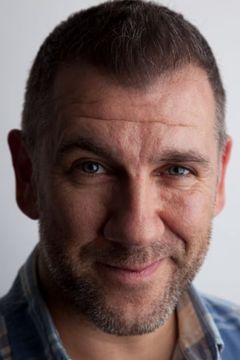 Dermot Magennis interpreta Julius & Ilmar (voice)
