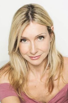 Cindy Dolenc interpreta Girl at Sharky's