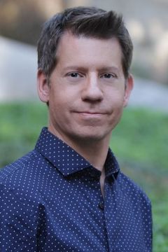 Eric Jacobson interpreta Miss Piggy / Fozzie Bear / Animal / Sam Eagle / Marvin Suggs (voice)