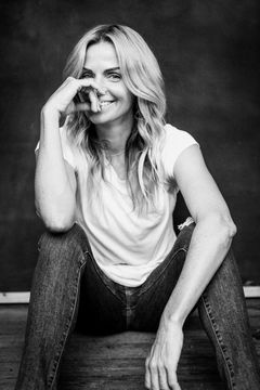 Ingrid Kavelaars interpreta Trish