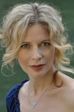 Melinda Wade interpreta Young blonde American woman