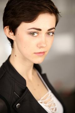 Jesse LaTourette interpreta Sarah