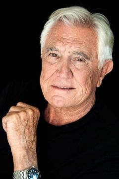 George Lazenby interpreta James Bond
