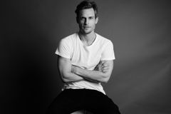 Ethan Russell interpreta Young Tulley