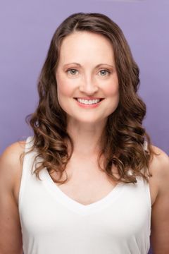 Sarah Kathryn Schmitt interpreta Van Loon's Assistant (uncredited)
