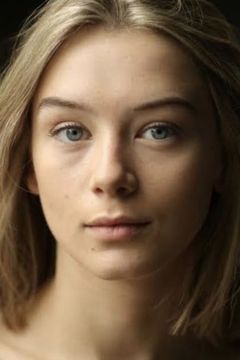 Eloise Smyth interpreta Yeva Podnikov