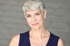 Mary Lynn Owen interpreta Dr. Julie Cohn