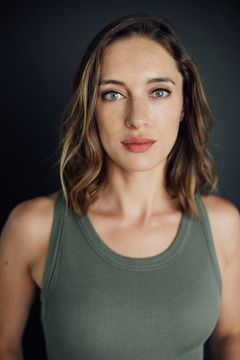 Alexandra Ordolis interpreta Delphine
