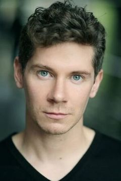 Karl Davies interpreta Liam