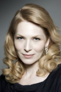 Nadia Cameron-Blakey interpreta Attractive Woman