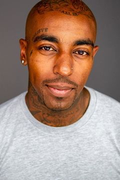 DeRon Cash interpreta Gang Member