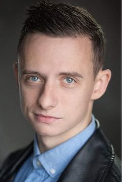 Darren Evans interpreta Baz