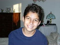Erik Erotas interpreta Boy Student
