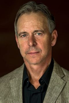 Robert C. Treveiler interpreta Forensics Guy