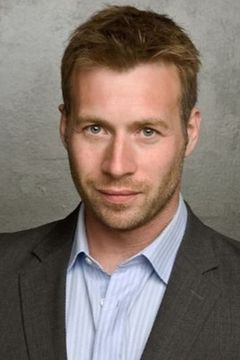 Alec McClure interpreta Co-Pilot