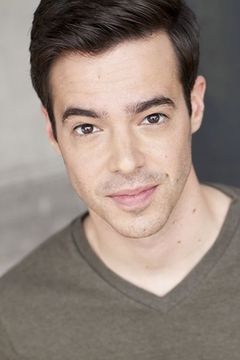 Eddie Mujica interpreta Agency Accountant / Male Tourist (voice)