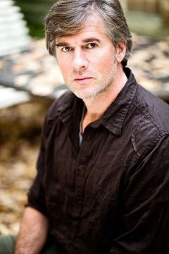 Daniel Morgenroth interpreta Sir Frederic'Freddie' Pexton