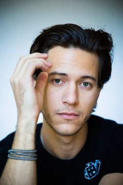 Dillon Lane interpreta Evan