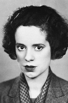 Elsa Lanchester interpreta Miss Plimsoll