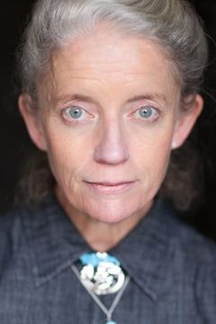 Sue Maund interpreta Abigail's Mother