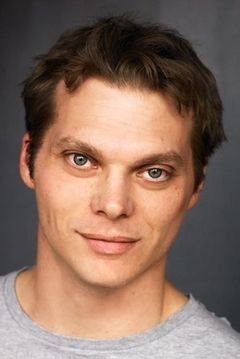 Brian Bisson interpreta Mark Abshire