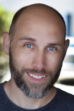 Brandon Herron interpreta Front of House (uncredited)