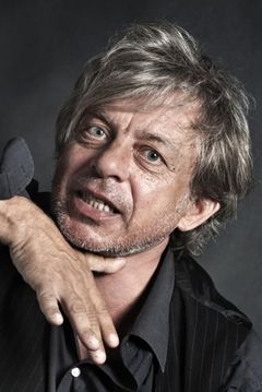 Paolo Rossi interpreta Libero