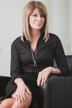 Carrie Houk interpreta Receptionist