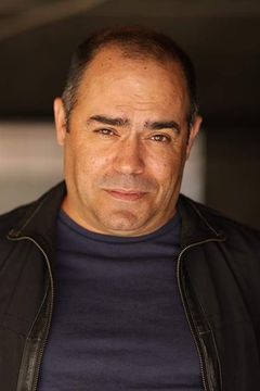 Michael Denkha interpreta Naval Controller