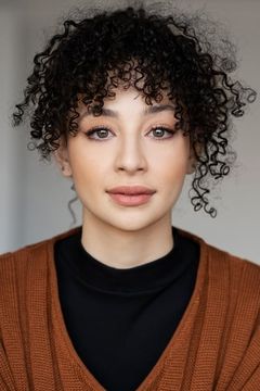 Daniela Sandiford interpreta Maya