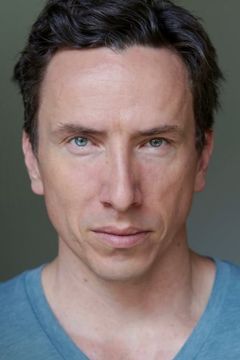 Michael Traynor interpreta Junior DEA Agent